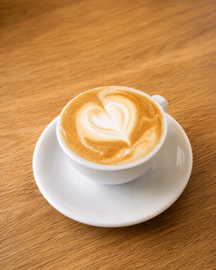 Cappuccino mit Latte Art auf weisser Tasse