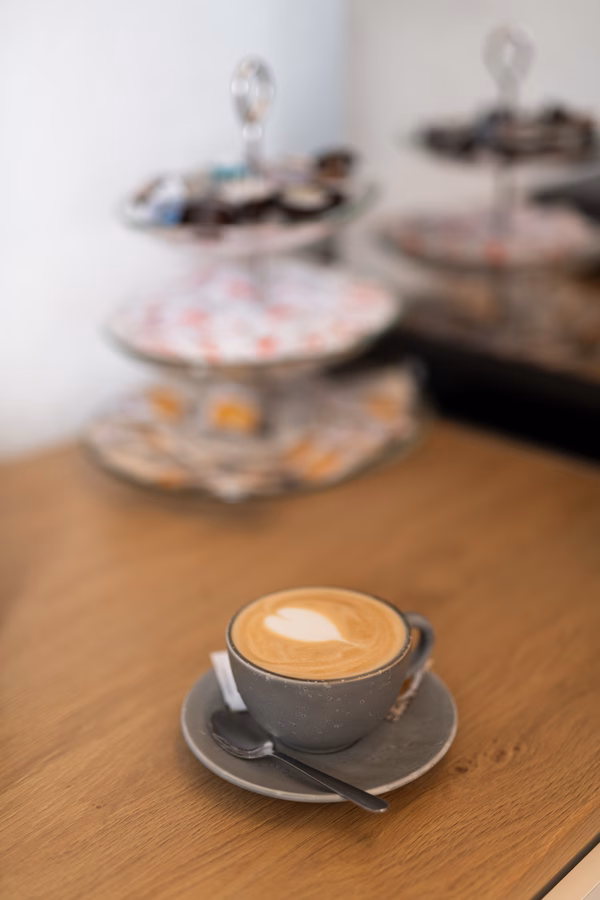 Cappuccino XL in grauer Tasse auf Holztisch