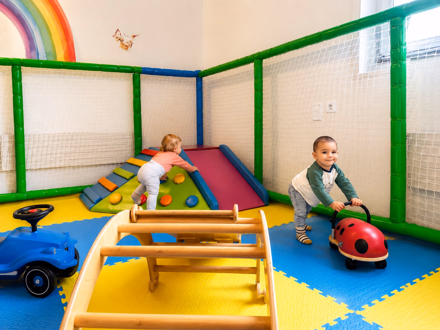 Gemütliche Kinderecke mit Spielzeug und Sitzkissen