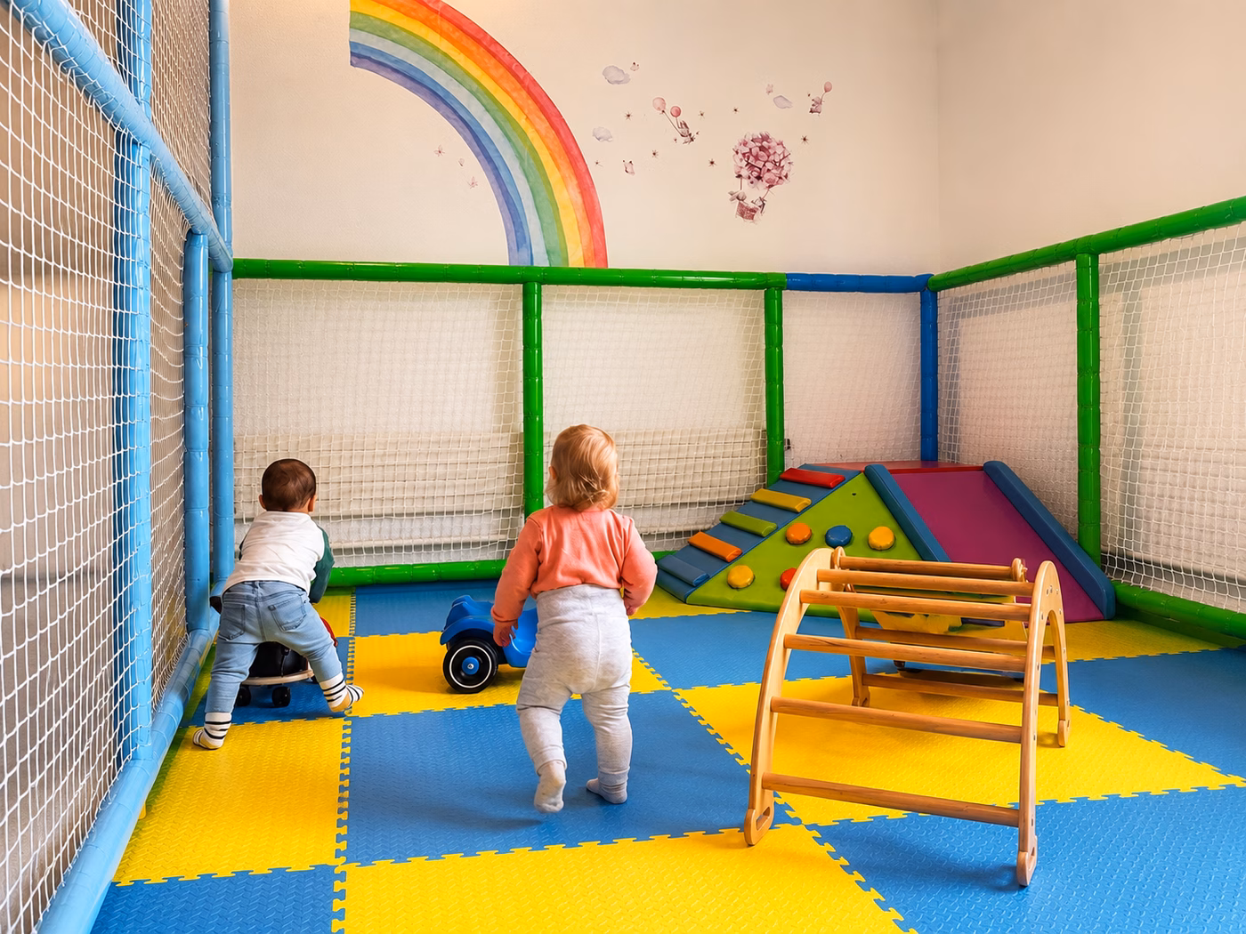 Kleinkinder spielen ruhig im Montelino KidsClub