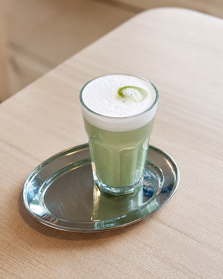Matcha Latte im Glas
