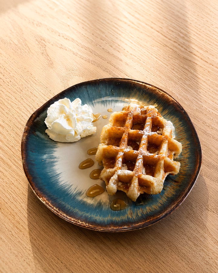 Frische Waffel mit Puderzucker und Kaffee